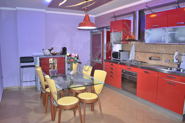 Apartament 2+1 per qira prane zones se Myslym Shyrit ne Tirane.

Ndodhet ne katin e 2-te&nbsp;te n